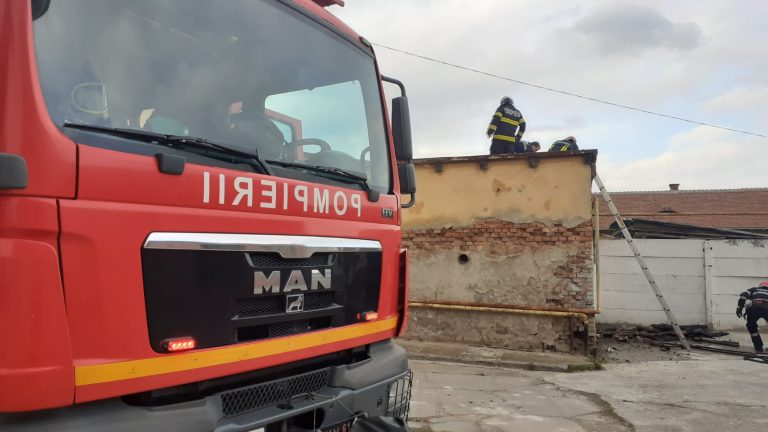 Tânăr de 18 ani, intoxicat cu fum în urma unui incendiu