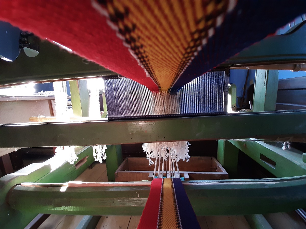 Lecții de țesut un brâu tricolor, oferite de o gureancă, în Muzeul ASTRA