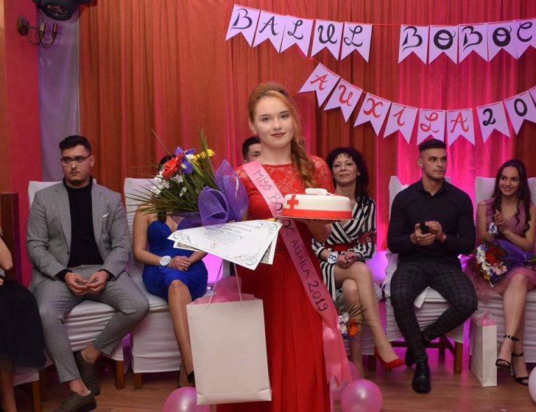 FOTO – Dalma Simen și Ioan Surdu sunt Miss și Mister Boboc la Şcoala Postliceală Auxila Mediaş
