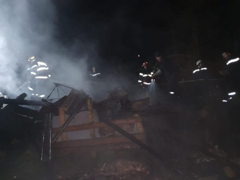 FOTO – Casă distrusă de un incendiu, în Gura Râului