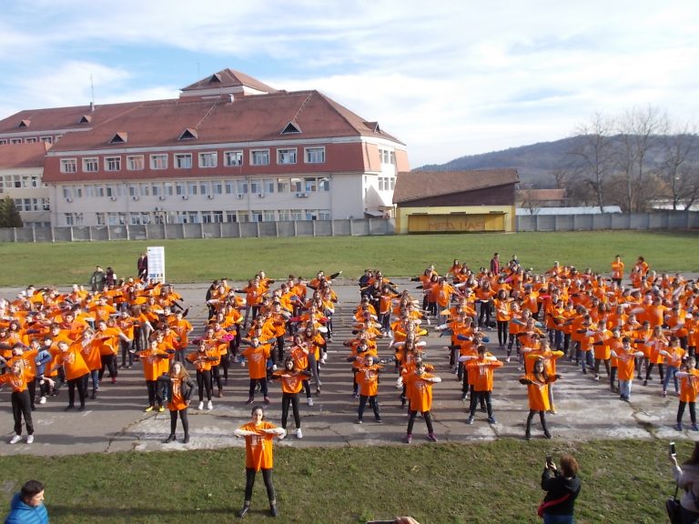 FOTO – Sute de elevi din Mediaș, la Dance for Kindness 2019