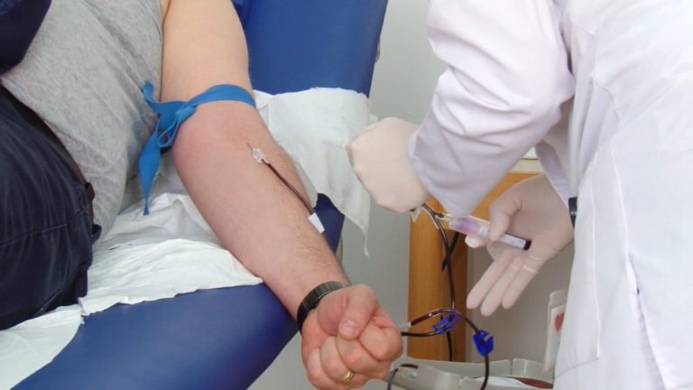 O familie de 7 persoane, bolnavă de COVID-19, are nevoie de plasmă grupa 01 Rh pozitiv