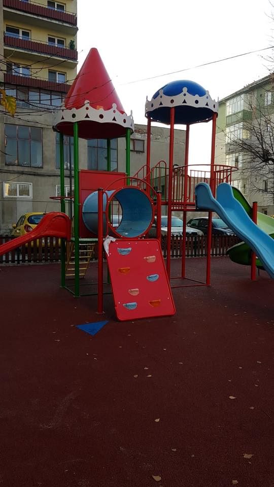 FOTO – Două noi spații de joacă au fost amenajate în Mediaș