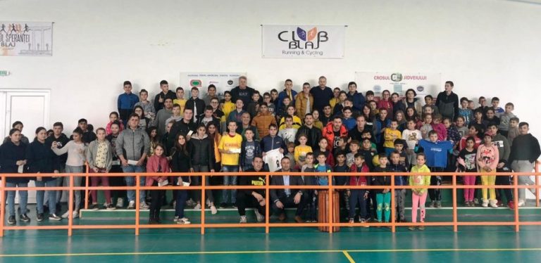 Ioan Mărginean, Edi Iordănescu și mai mulți fotbaliști ai Gazului Metan, în mijlocul copiilor din Jidvei