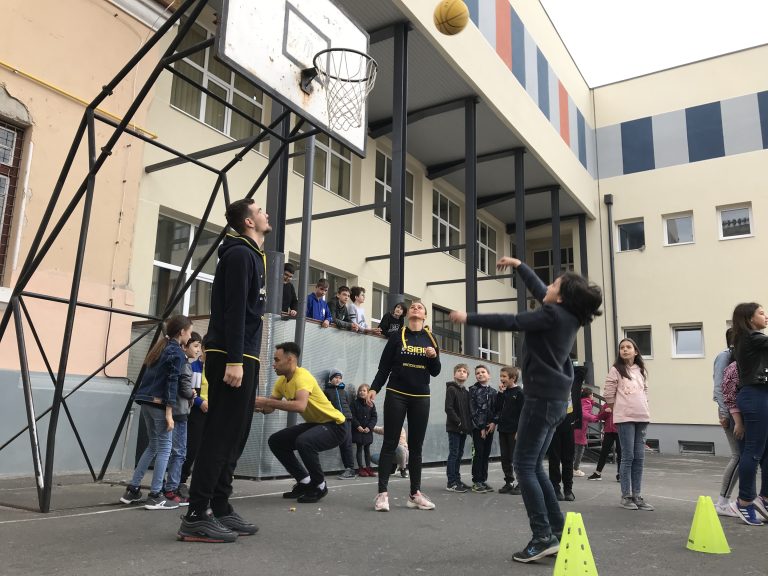 Baschetbaliștii de la BC CSU promovează sportul în școlile sibiene