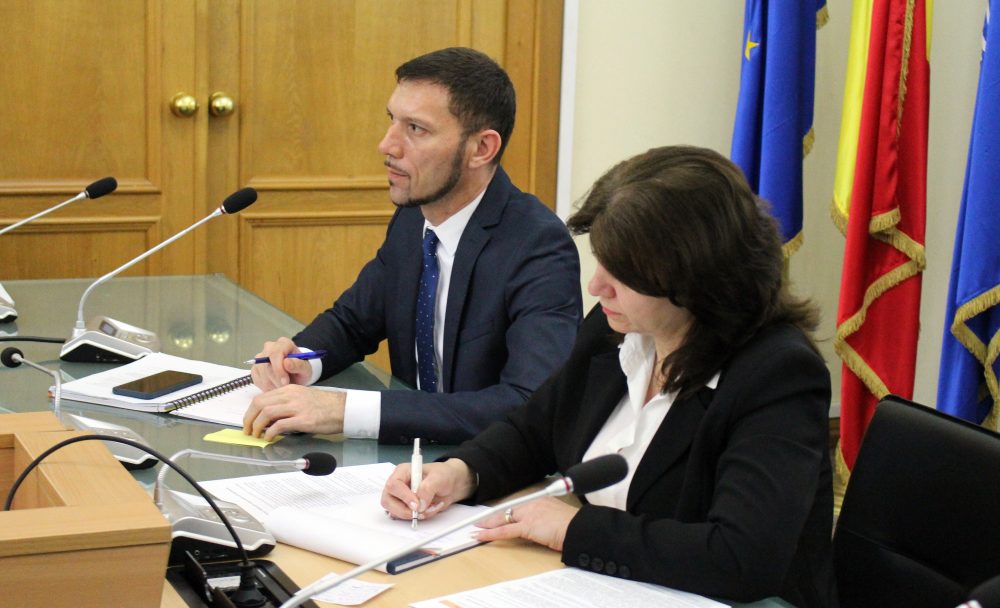 Comisia de tăiat hârtii, varianta din Educație, a început activitatea