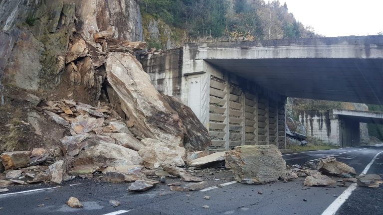 FOTO – Căderi de pietre pe Transfăgărășan