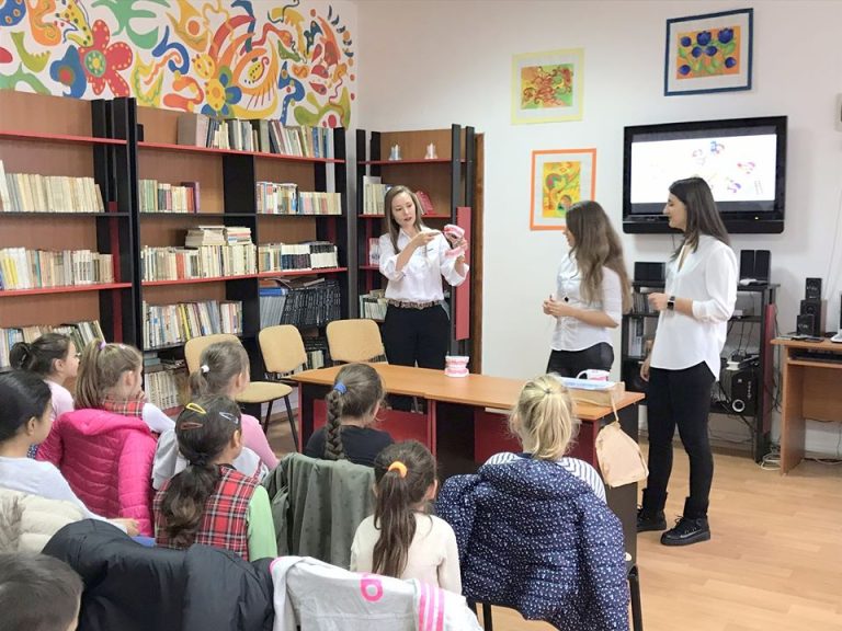 FOTO – Programul „Periuța de dinți” se extinde și la școlile gimnaziale din Copșa Mică