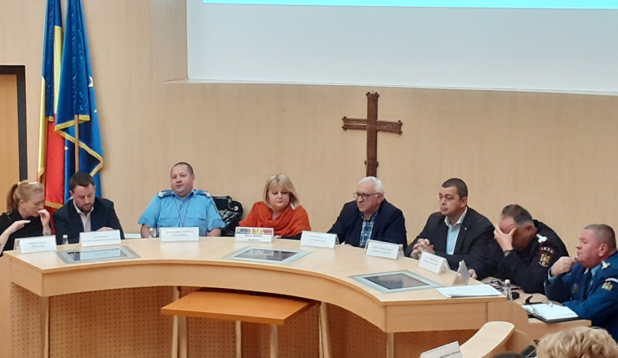 Soluții pentru urșii din Sibiu: tranchilizare și relocare vs. „ce îi tot protejăm atât”. Dezbatere la Consiliul Județean Sibiu cu poliția, jandarmii și ONG-urile