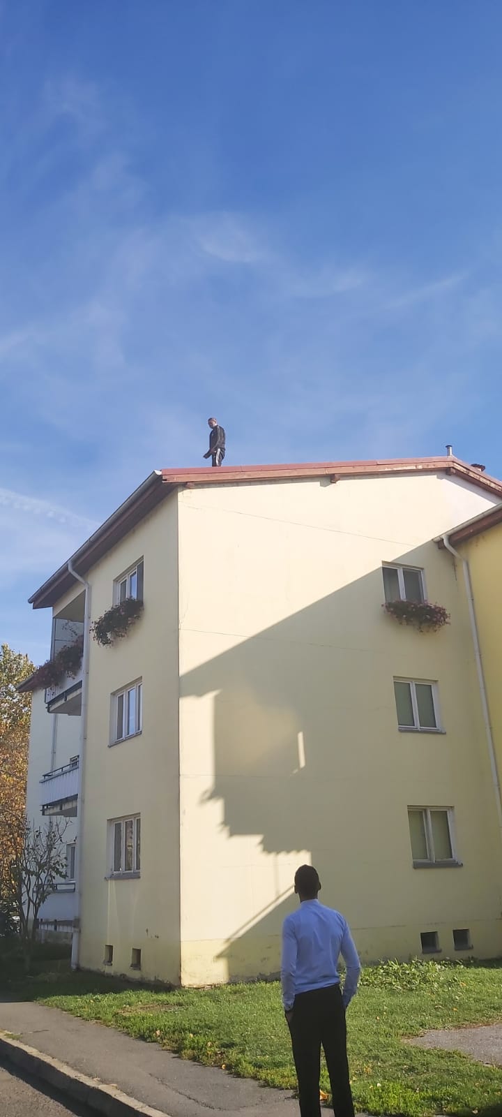 FOTO – Un sibian s-a urcat pe un bloc și amenință că se sinucide