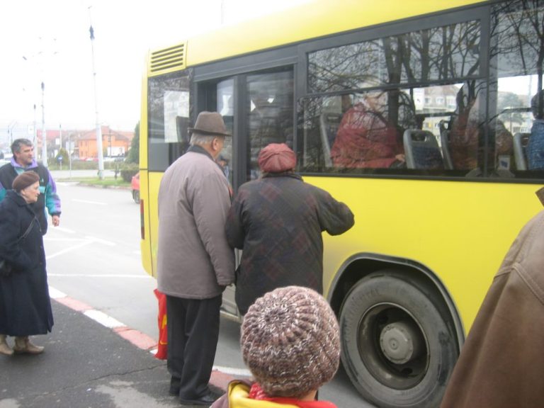 Explicațiile TURSIB privind incidentul în care o femeie a fost prinsă între ușile unui autobuz: „Nu este dotat cu senzori, urmând să fie scos din circulație!”