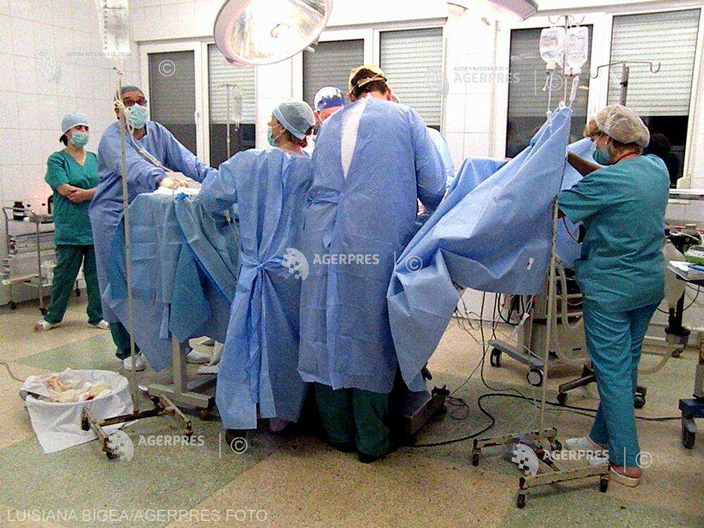 Medicii din Tg. Mureș i-au reatașat degetele amputate unui copil de șapte ani din Sibiu