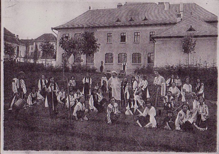 La ceas aniversar: 90 de ani de la înființarea școlii cu nume de regină