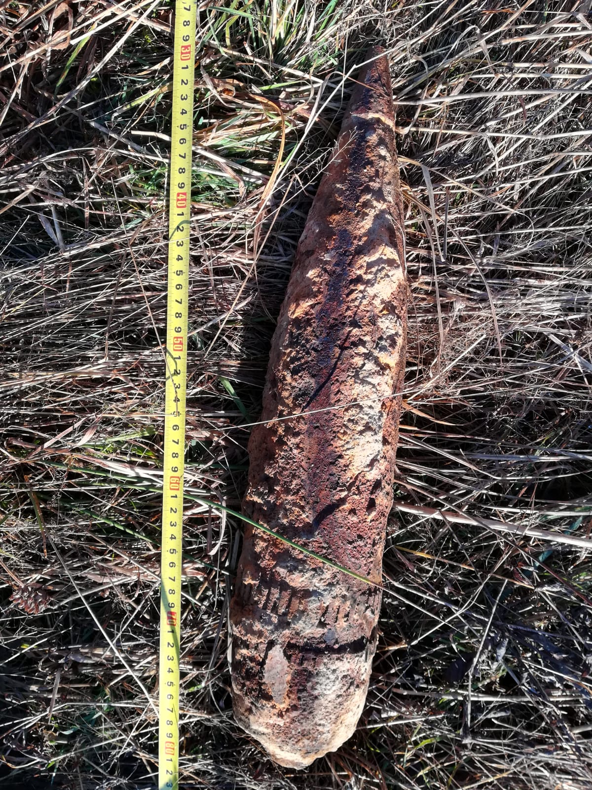 Proiectil exploziv de război, descoperit de localnici la Porumbacu de Sus