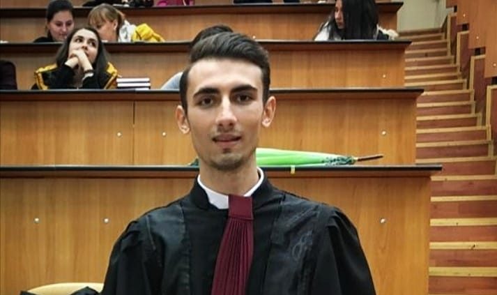 Fostul elev din Olt, astăzi student în Sibiu, care și-a dat în judecată liceul pentru abuzuri, a câștigat procesul și va primi despăgubiri