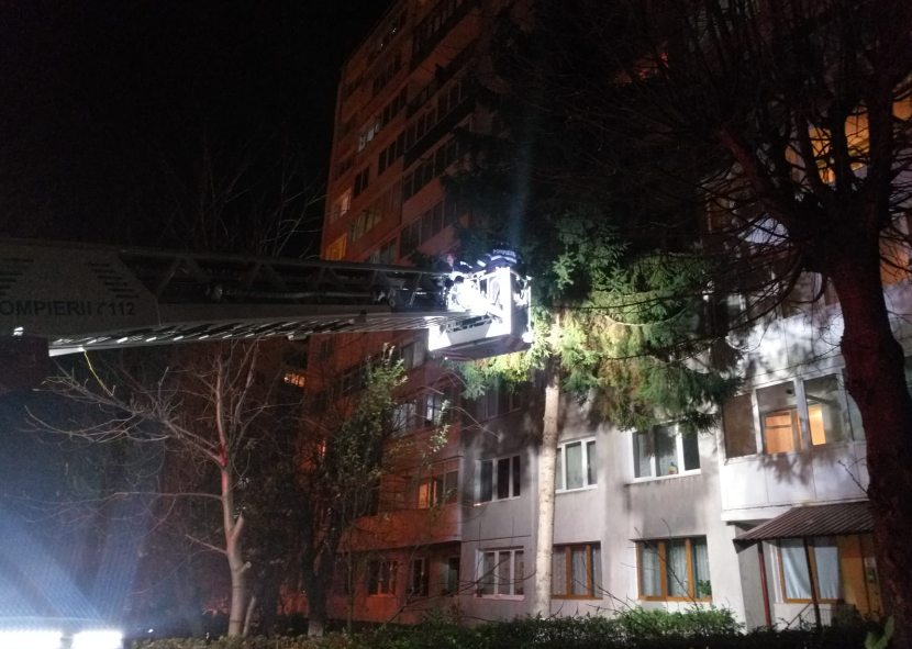 Copaci căzuți și acoperișuri afectate, în urma vijeliei de miercuri seară