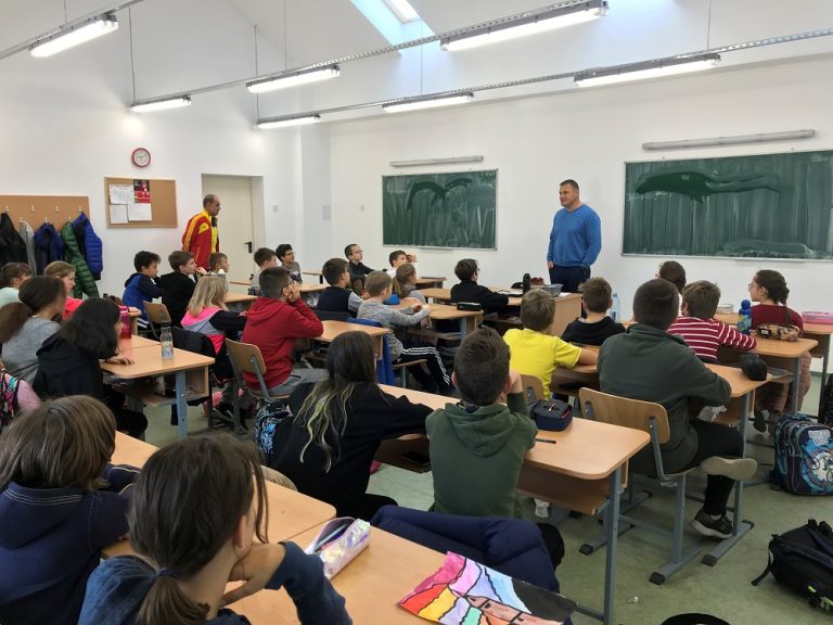 Ionuț Iftimoae, celebrul luptător K1, diriginte pentru o oră, la Școala Regina Maria, din Sibiu