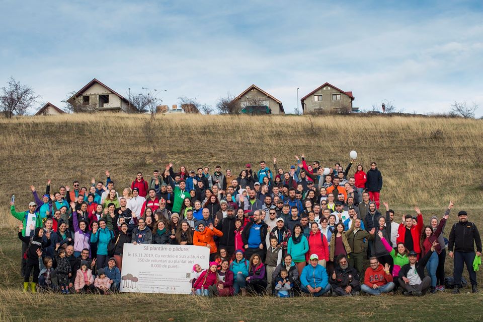 Sute de voluntari sibieni au plantat o nouă pădure la Șura Mare