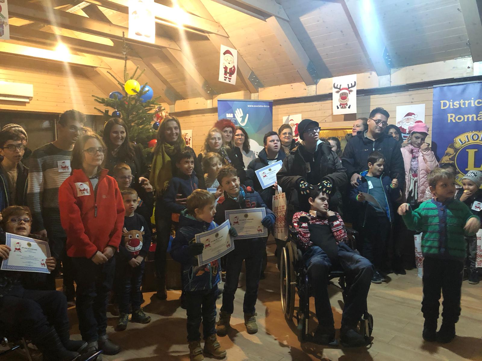 Zeci de copii cu dizabilități au creat turtă dulce pentru Moș Nicolae într-un atelier special