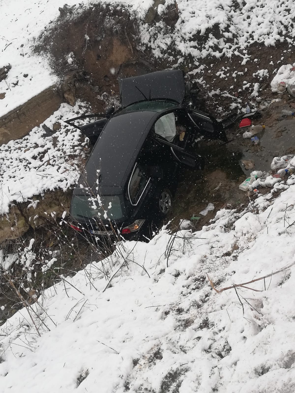 Tânăr din Dobârca, la spital, după ce mașina pe care o conducea s-a răsturnat într-un pârâu