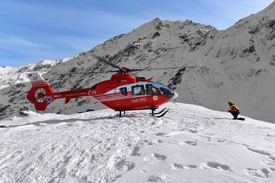 Doi turiști au fost surprinși de o avalanșă, în timp ce urcau spre Vârful Negoiu din Munții Făgăraș