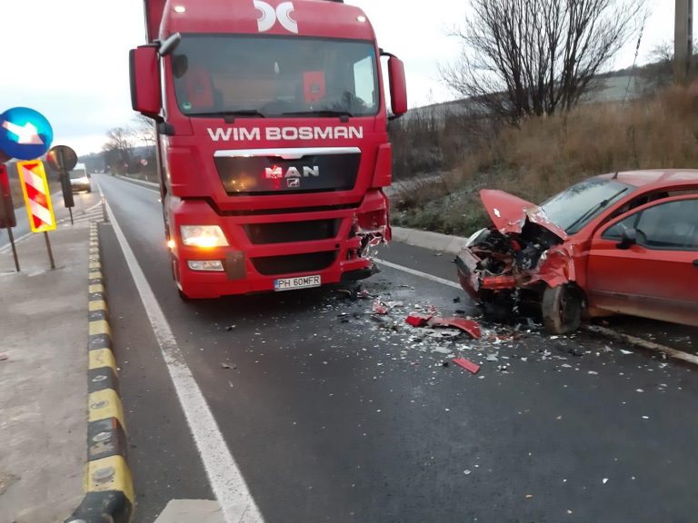 FOTO – Autoturism lovit de un camion, pe DN 14, la Slimnic