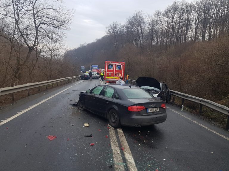 FOTO – Accident în lanț pe Hula Bradului: Patru autoturisme implicate, patru persoane rănite