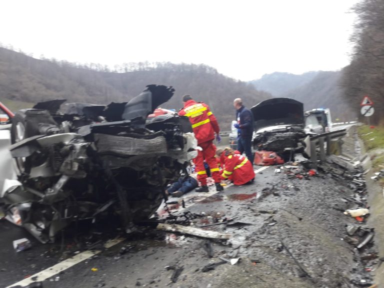 FOTO – Tragedie de Crăciun: Doi soți din Sibiu au murit și alte trei persoane au fost rănite grav, pe DN 7, la Lazaret
