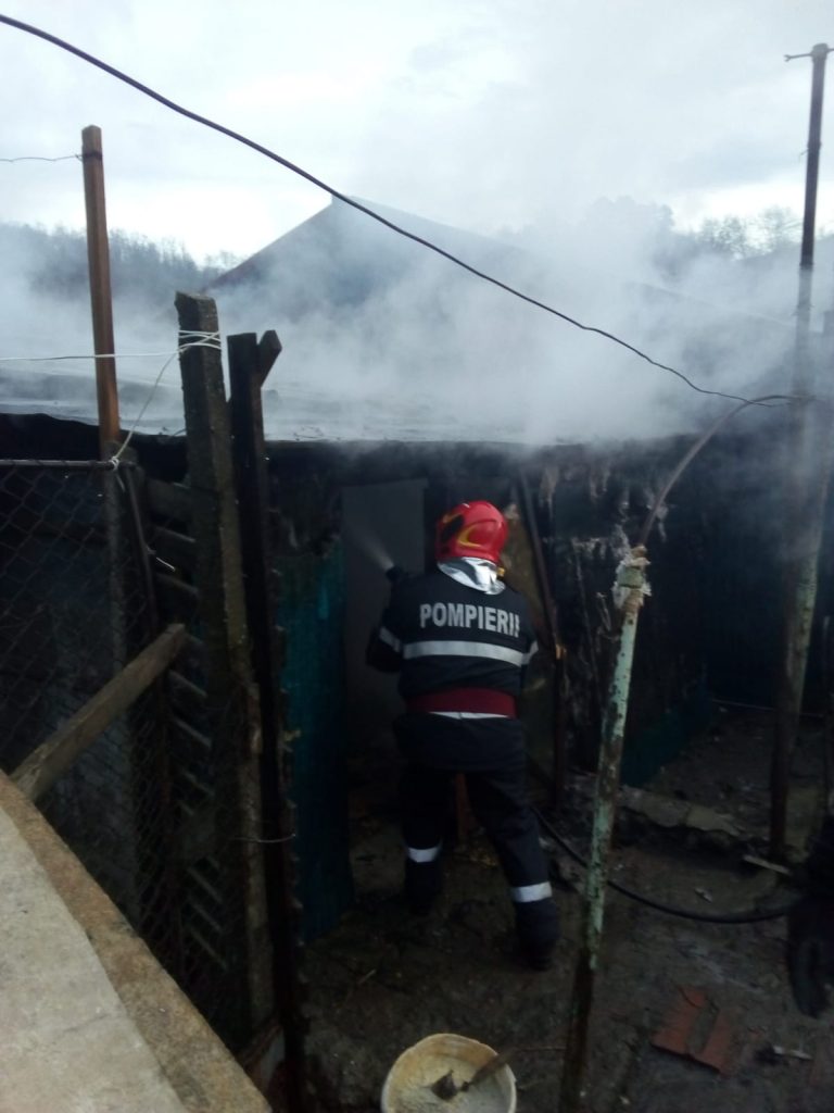 FOTO – Anexă distrusă de un incendiu, în Mediaș