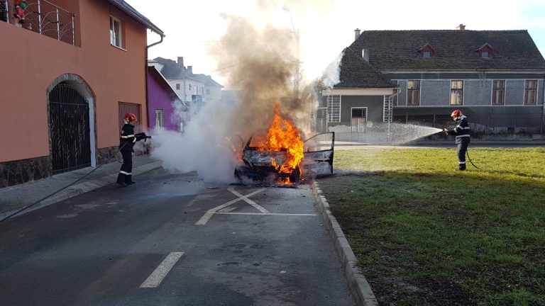 FOTO – Autoturism distrus de un incendiu