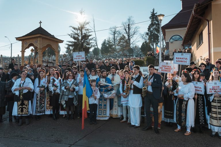 FOTO – Tinerii din Banat, la Biserica din Cimitirul Ortodox Mediaș. Duminică a avut loc și Bazarul de Crăciun