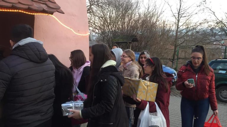 FOTO – Elevii Clubului Copiilor Mediaș au fost Moș Crăciun pentru copiii din Daia