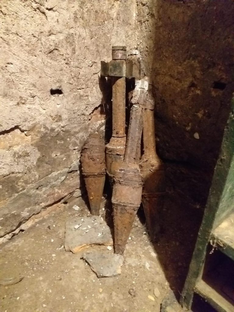 Cinci grenade ridicate de pirotehniști din Copșa Mică