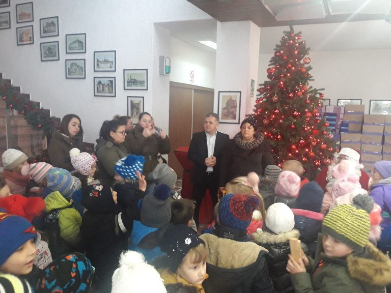 FOTO – Sute de colindători la Primăria Mediaș