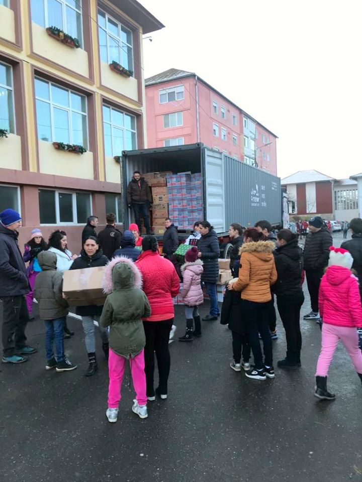 FOTO – Sute de copii din Copșa Mică au primit cadouri din Camionul lui Moș Crăciun