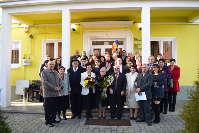 FOTO – Nouă cupluri din aur și argint din Copșa Mică și-au reînnoit jurămintele de iubire, de Ziua Națională