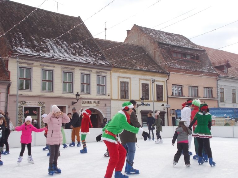 Sâmbătă se deschide patinoarul din Mediaș. Va fi amenajat și un parc de distracții