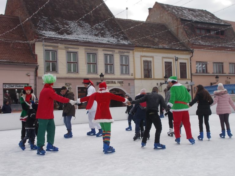 FOTO – Patinoarul artificial, asaltat de copiii din Mediaș