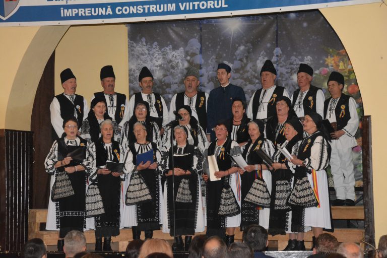 FOTO – Concertul de colinde a atras sute de locuitori din Axente Sever
