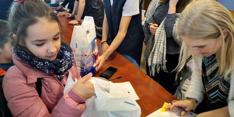 FOTO – Elevii din Mediaș și Ighișu Nou au primit darurile campaniei „Hrănește un Zâmbet”