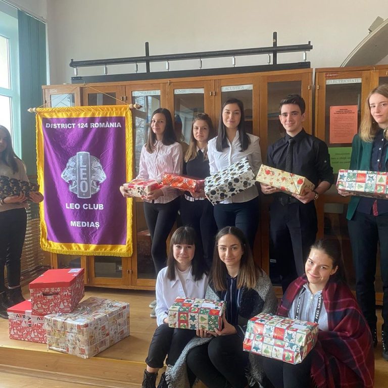 FOTO – Elevii de la “Axente Sever” Mediaș au adus bucurie copiilor înainte de Sărbători