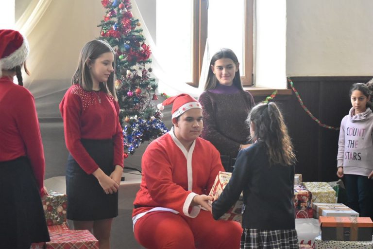 FOTO – Copiii de la Școala Gimnazială din Axente Sever au primit daruri din partea liceenilor de la Liceul „Axente Sever” Mediaș