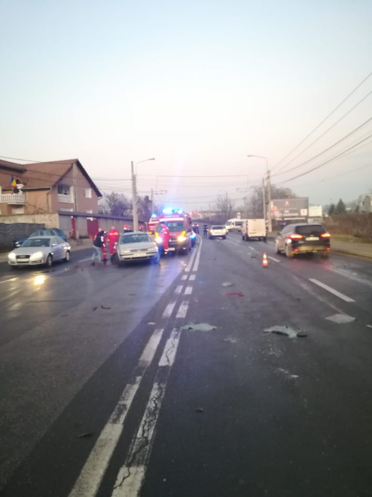 FOTO – Femeie rănită în Mediaș în urma impactului dintre două autoturisme