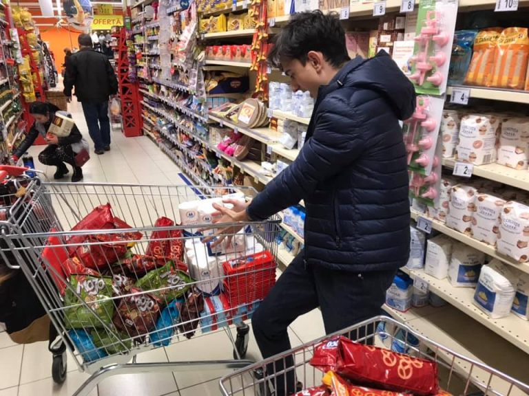 FOTO – Asociații și mulți tineri din oraș s-au alăturat Campaniei „Hrănește un Zâmbet”