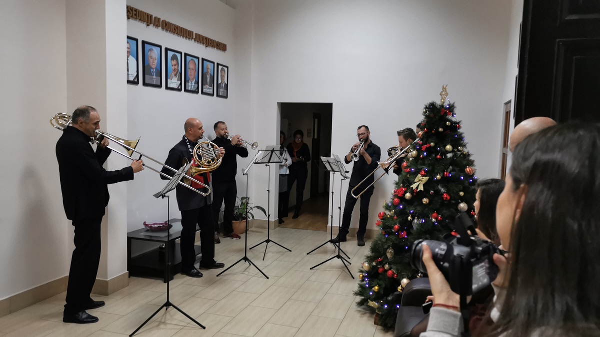 Muzicieni ai Orchestrei Simfonice a Filarmonicii de Stat Sibiu au colindat șapte instituții din oraș