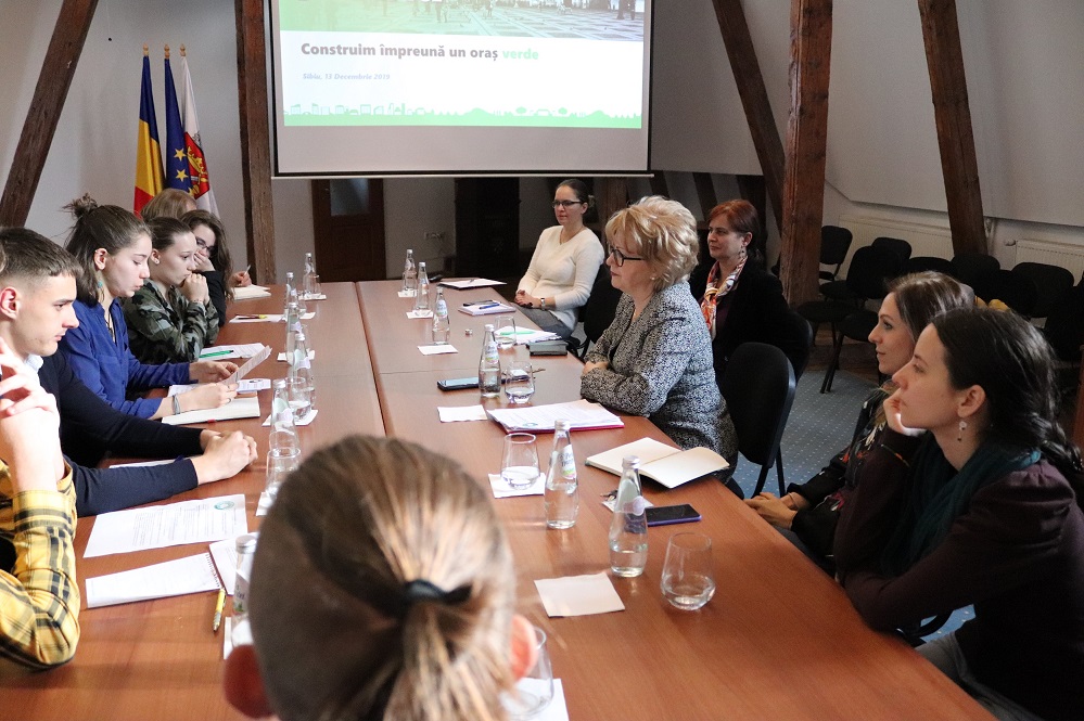 Victorie a tinerilor sibieni: Astrid Fodor i-a invitat la primărie pe tinerii amendați de la Fridays for Future 