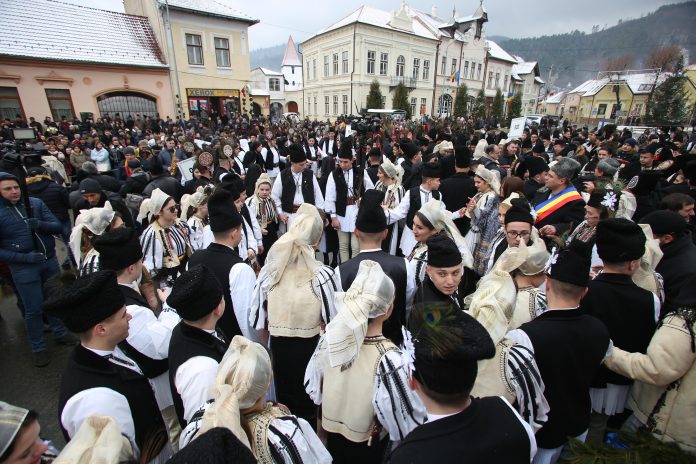 Cetele de juni din Mărginimea Sibiului și-au prezentat obiceiurile la Săliște