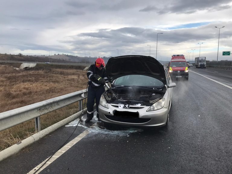 FOTO – Un autoturism a luat foc pe autostradă
