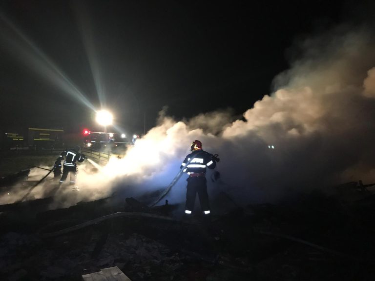 Cinci incendii stinse de pompierii sibieni, în weekend