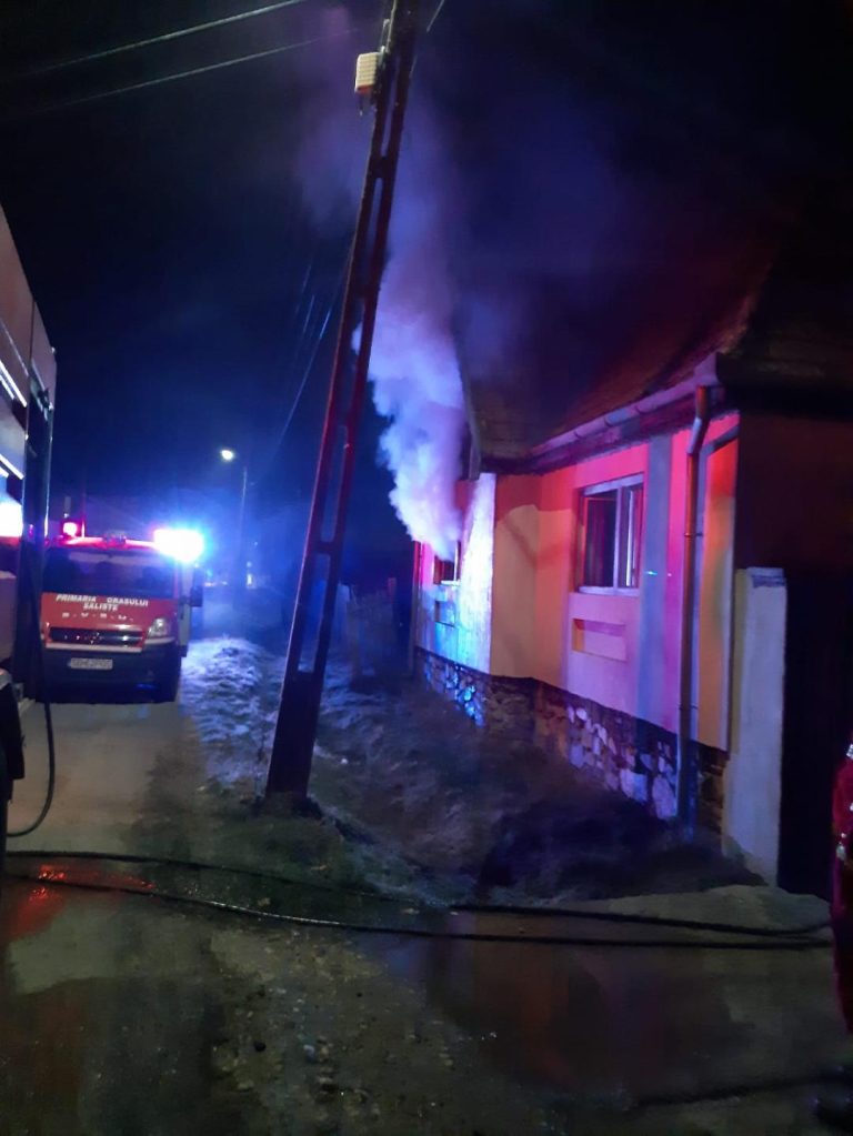 FOTO – O casă din Săcel a luat foc, luni dimineața